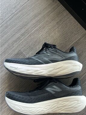 New Balance Women's Black and White Athletic Running Shoes